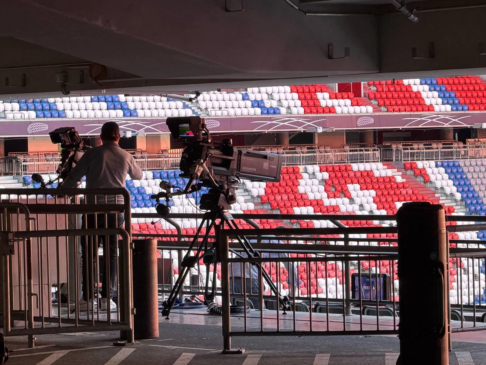 Kameraposition im Stadion: Kameramann an der Studiokamera mit Canon Digisuper 95